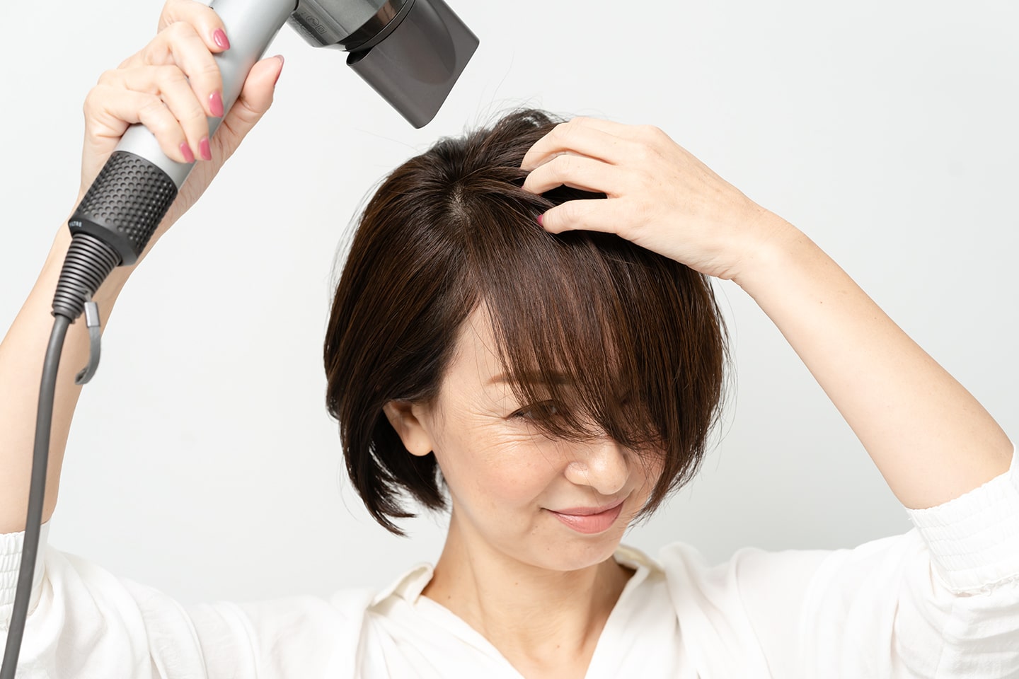 ドライヤーは上から。下からあてるとよけいに広がるのでNG。
