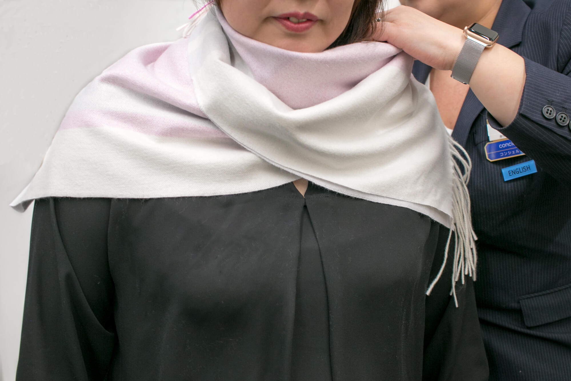 前からぐるっと回して、首の後ろで交差させます