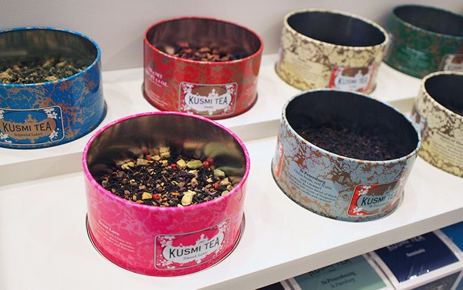 クスミティー(KUSMI TEA)の缶と茶葉