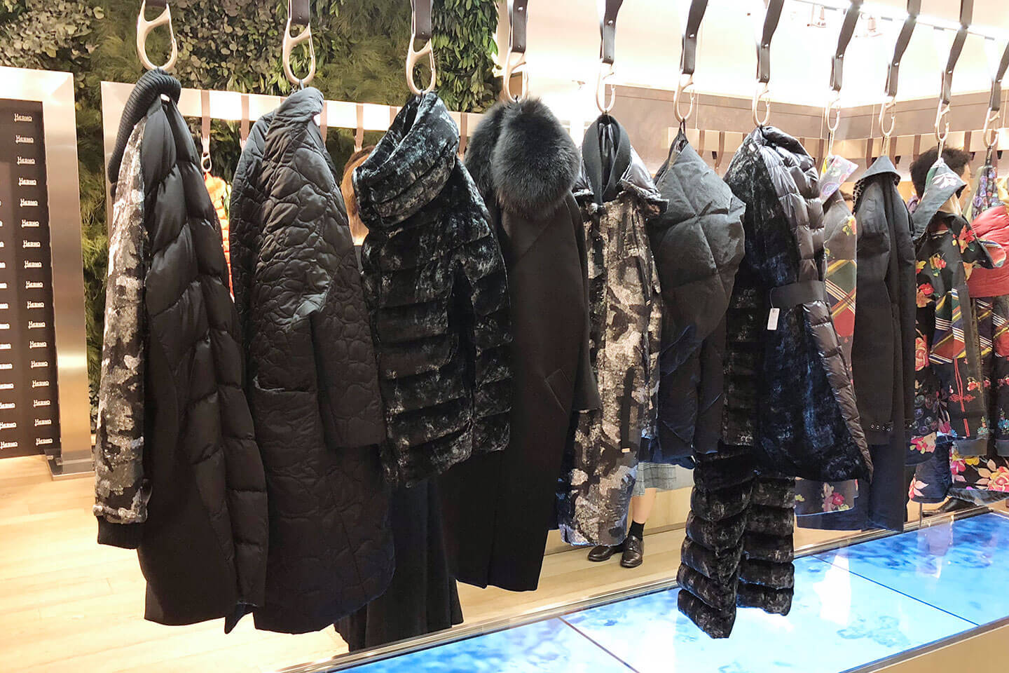 ラグジュアリーなコートが並ぶ、シグネチャーコレクション