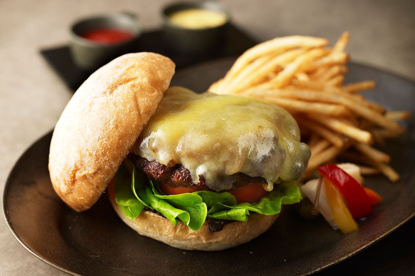 「和牛チーズバーガー」¥3,500(税・サービス料別)