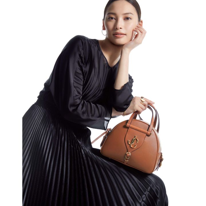 カーフレザー。ボーリングバッグ『VARENNE』(JIMMY CHOO)、ブラウス・スカート(Theoryluxe)、イヤリング・ブレスレット・リング〈中指〉・〈人さし指〉(アルテミス・ジョイエリ) 撮影/CHITO(THE OCTOPUS) BY:『Precious9月号』小学館、2019年