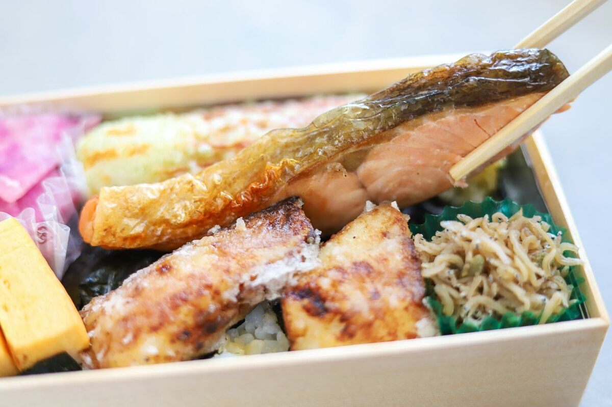 根津松本の のり弁当 米粒ひとつ残らない圧倒的な旨さ 日本一の魚屋が作るお弁当の秘密 Precious Jp プレシャス