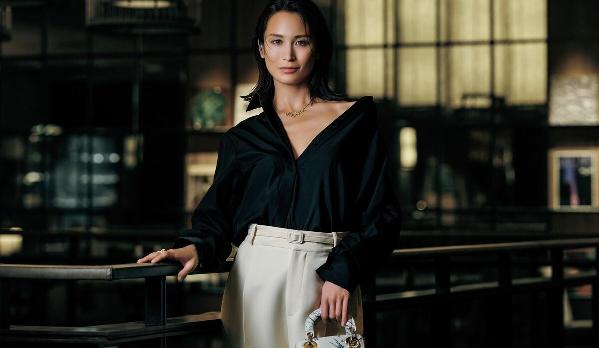 一枚で着映える「ディオール」のコットンポプリンシャツ｜品格と