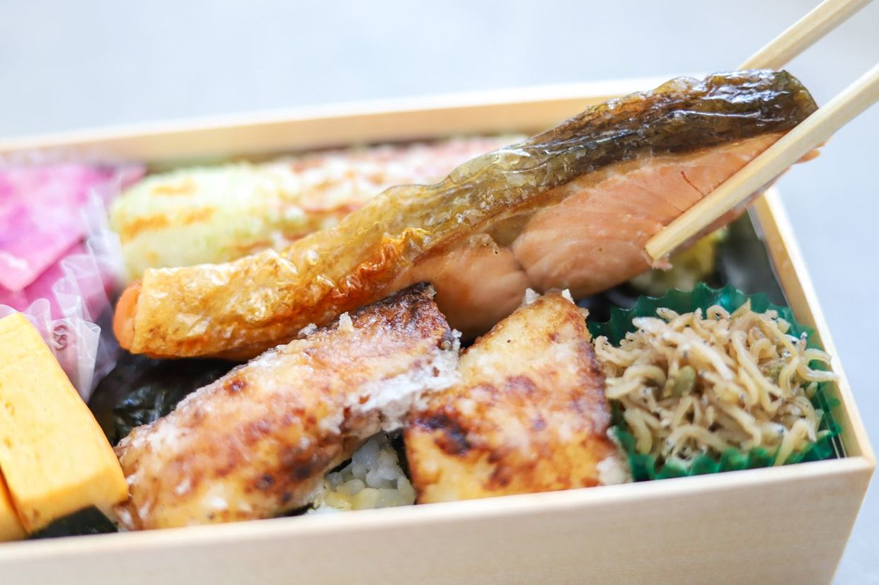 根津松本の「のり弁当」｜米粒ひとつ残らない圧倒的な旨さ！日本一の