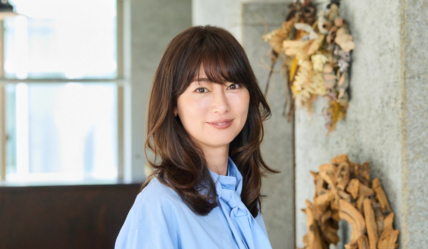 40代に似合う髪型の例、面長顔に似合うロングヘア、しっかりめレイヤー×マッシュ風バングの女性の画像