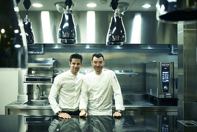 アメリカン・バレエ・シアターでプリンシパルを務めるマルセロ・ゴメスさん（左）、ブルガリ イル・リストランテのシェフ、ルカ・ファンティンさん（右）