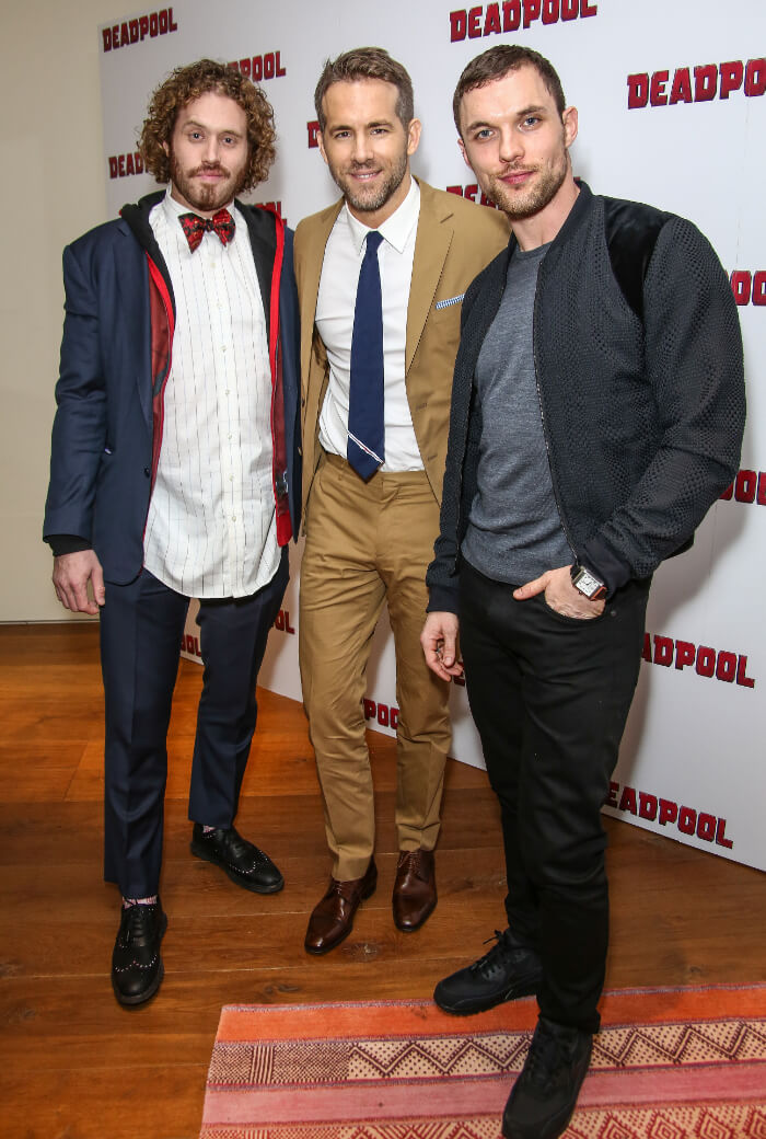 2016年1月28日、ロンドンで行われたファン試写会。左からT・J・ミラー、ライアン・レイノルズ、エド・スクライン。
