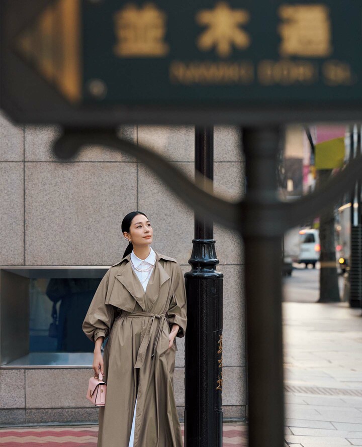 銀座の街でひとときを過ごすモデルの大塚まゆかさん