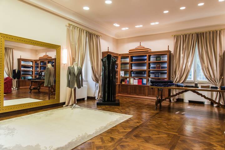 高級ホテルや官庁が建ち並ぶ、ローマの一等地にたたずむ「サルトリア ガエタノ アロイジオ」。一歩足を踏み入れると、そのゴージャスな空間に圧倒させられる。広々としたオーダールームの随所に、コンテンポラリーアートのオブジェも飾る。