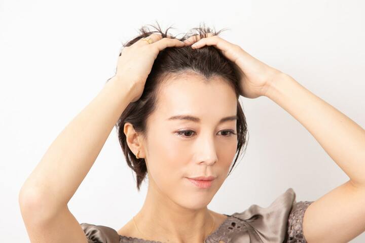 保湿力の高いオイルを手のひらにのばし、髪の内側→表面の順になじませる。