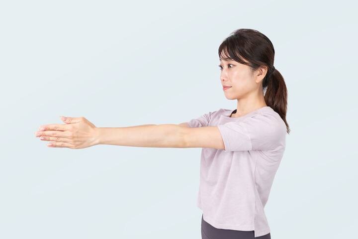 両腕を前に伸ばし、掌をぴたりと合わせる
