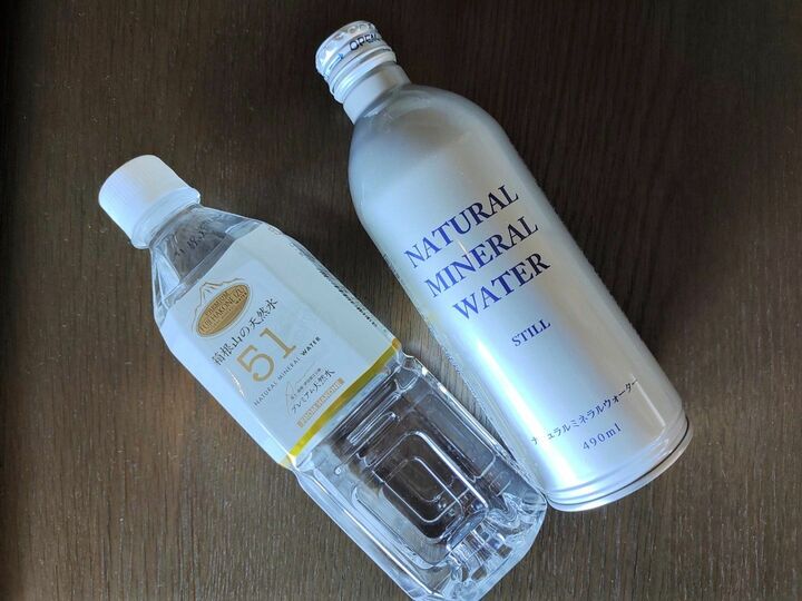 冷蔵庫には2種類のミネラルウォーターが用意されていました。