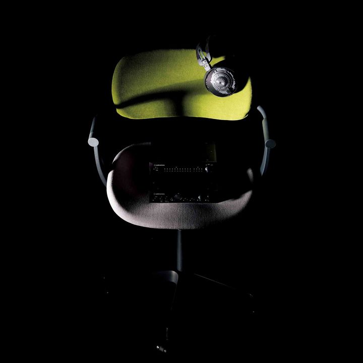 イトーキの椅子『バーテブラ』 W57×D51.5×H77.5～89×SH42.5～54cm ￥83,500［税込み］（イトーキお客様相談センター） オーディオテクニカのヘッドホン『ATH‐ADX5000』￥238,000・ヘッドホンアンプ『AT‐BHA100』 W21×26.6×H44cm ￥120,000・D／Aコンバーター『AT‐DAC100』 W21×D13.5×H44cm ￥85,000［すべて実勢価格］（オーディオテクニカお客様相談窓口）