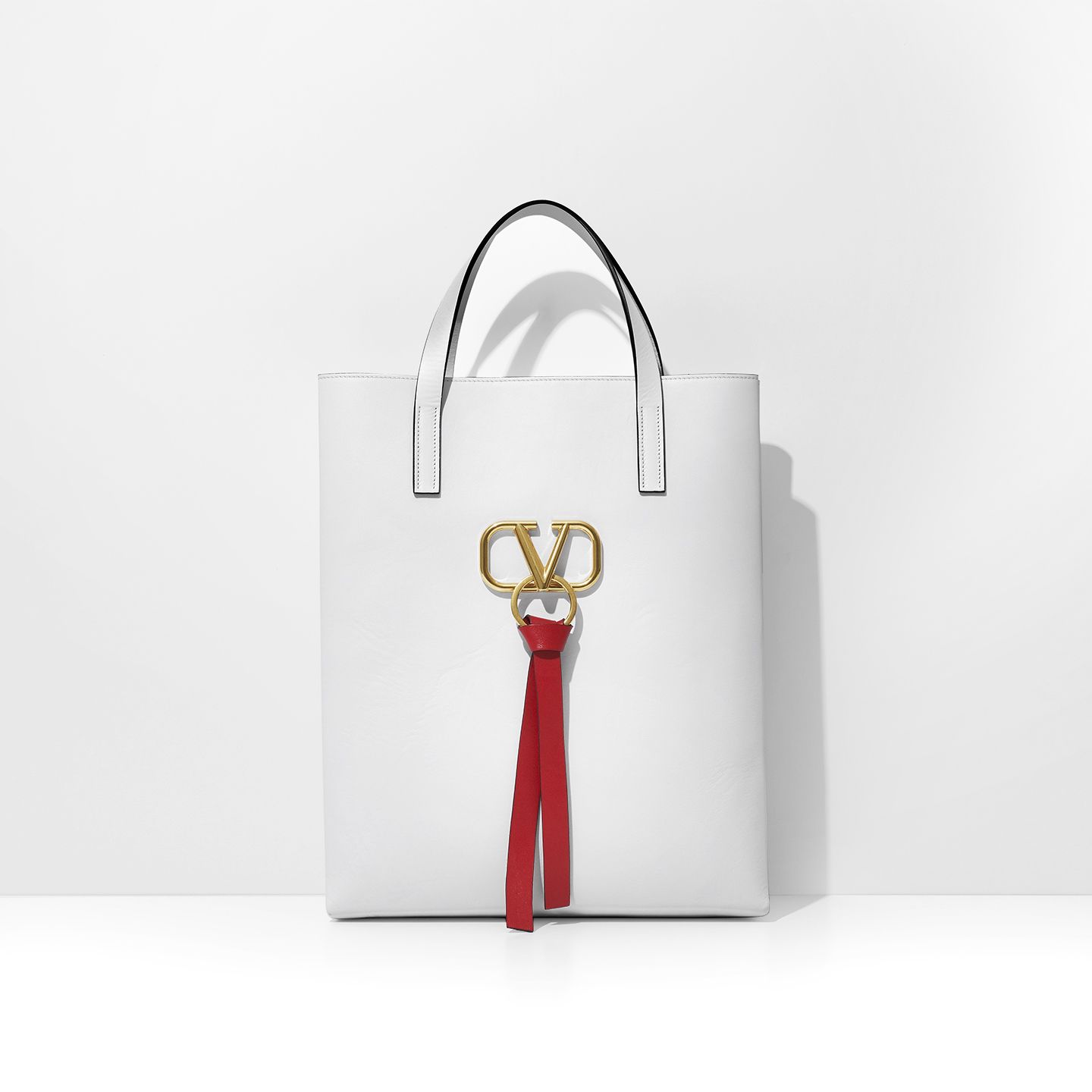 色はこのほか、ブラックとレッドの全3色展開。トートバッグ「VRING」【縦40×横34×マチ12cm】¥303,000(税抜)/ヴァレンティノ ガラヴァーニ