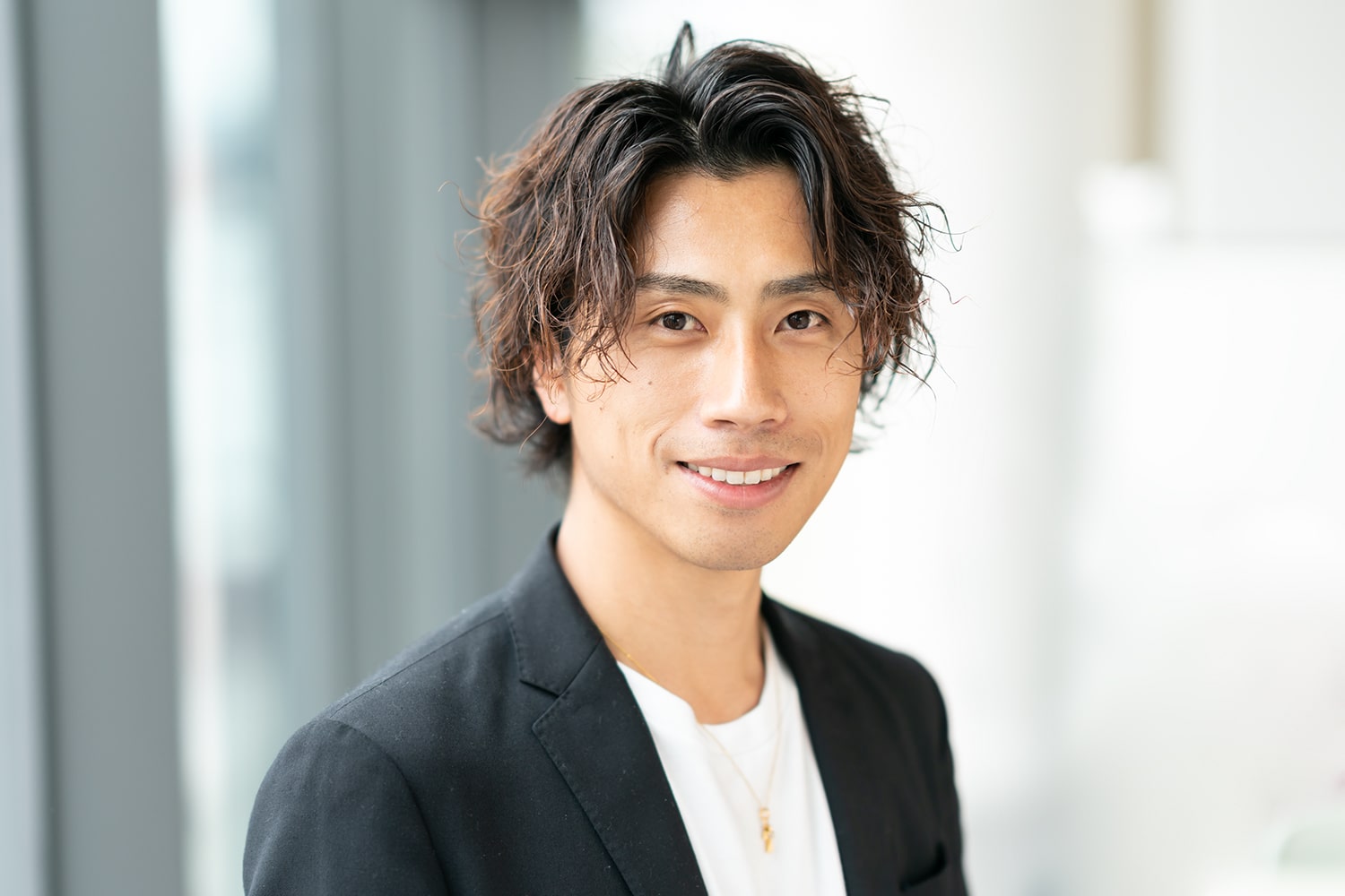 MINX 銀座二丁目店 店長/トップデザイナー・徳永利彦さん。カフェ巡りが趣味。「昔ながらの喫茶店も好きですね。今は表参道のカフェを開拓中です」