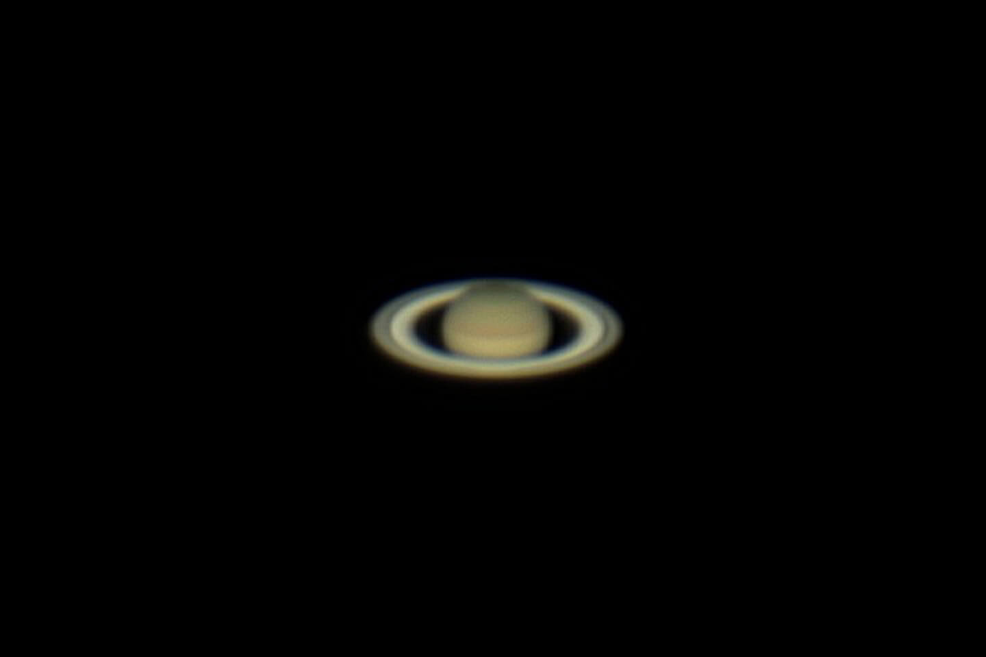天体望遠鏡を使えば、土星の周囲の輪も見られます