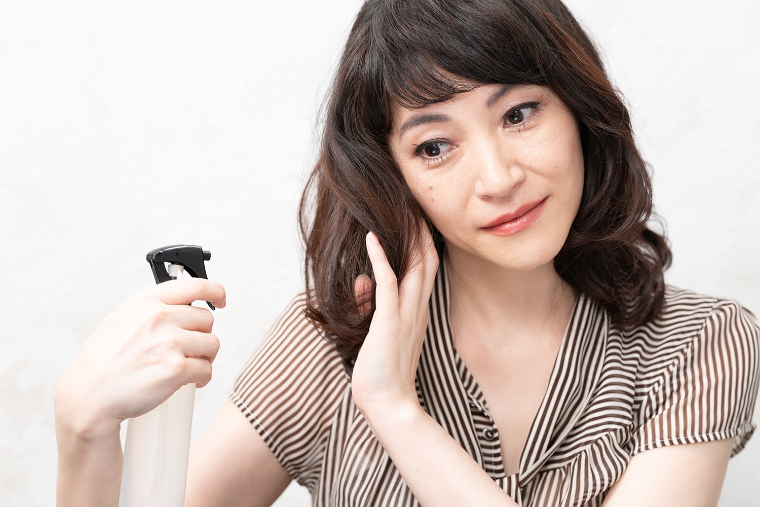 濡らす時は根元を避けて。毛束の中間から毛先に水分を与える。