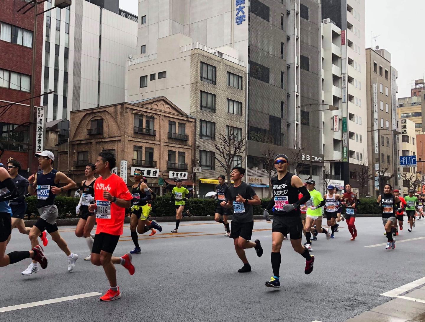 5km〜10km前、靖国通りの神保町近辺を通り過ぎるランナーたち