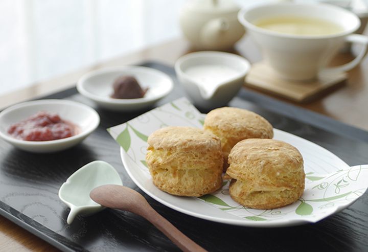 「季節のジャムと楽しむ 茶茶のすこーん(スコーン・季節のジャム・塩あんこ・生クリーム)」煎茶セット¥1.500、紅茶セット¥1.800