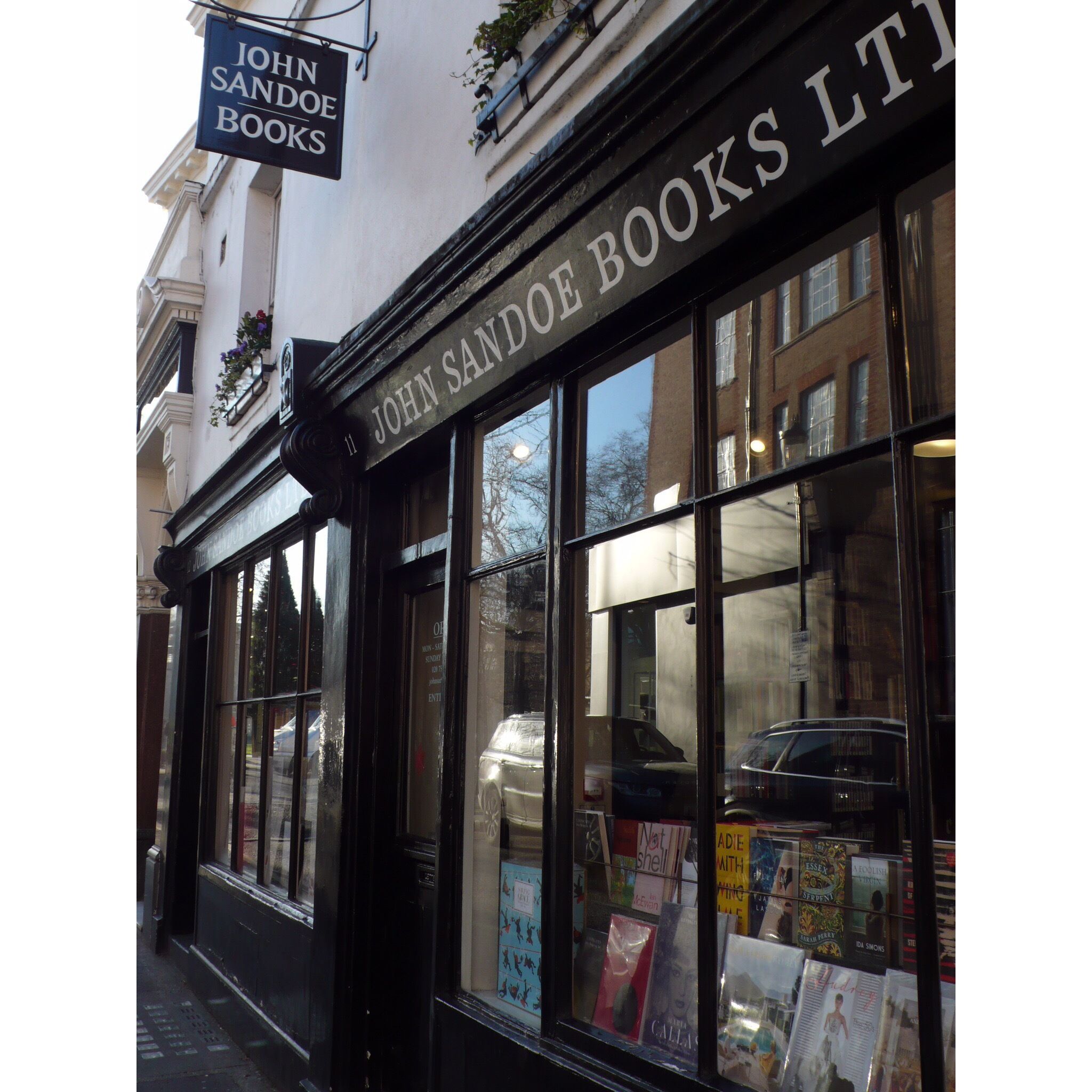 サーチギャラリー近く、チェルシー地区にある書店。街角のこんな書店に出合えるのもロンドンの楽しみのひとつ