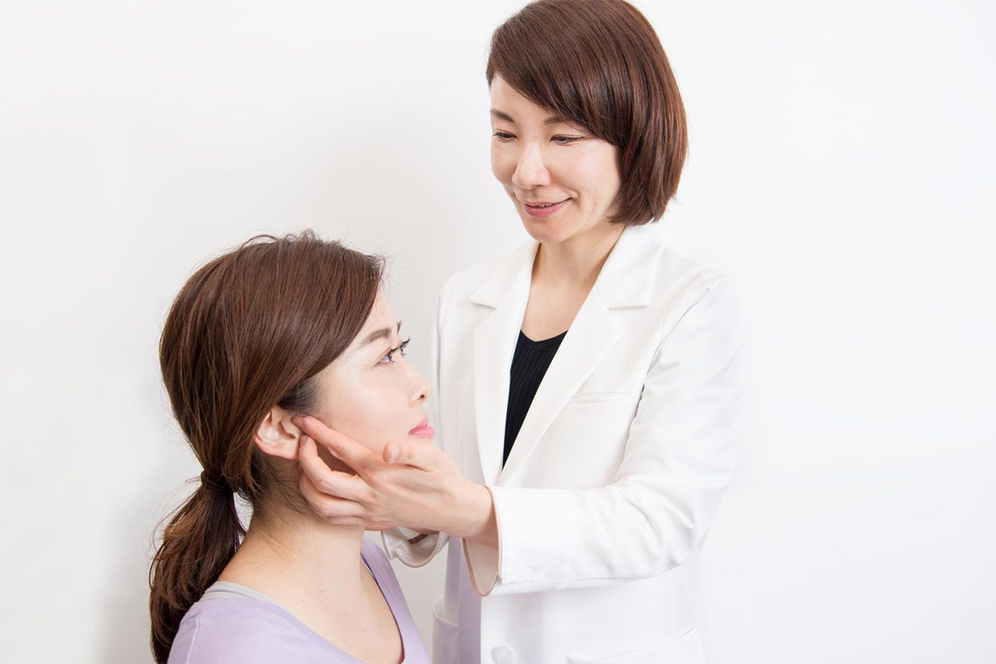耳の後ろを刺激うれば、むくみが取れてスッキリ。