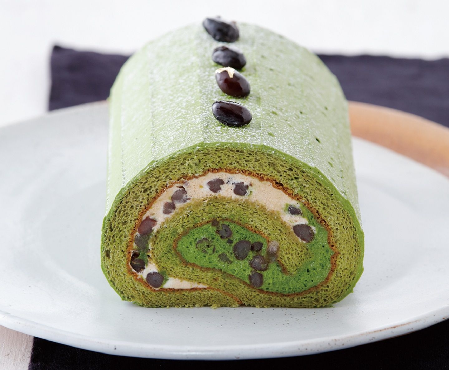 季節のロール 宇治抹茶 ¥584(カット)、¥2,268円(ハーフ・約14cm)