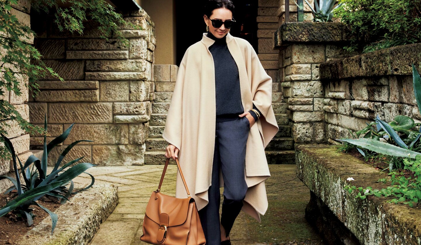 「MIKAKO NAKAMURA」のケープを着用したモデルのRINAさん