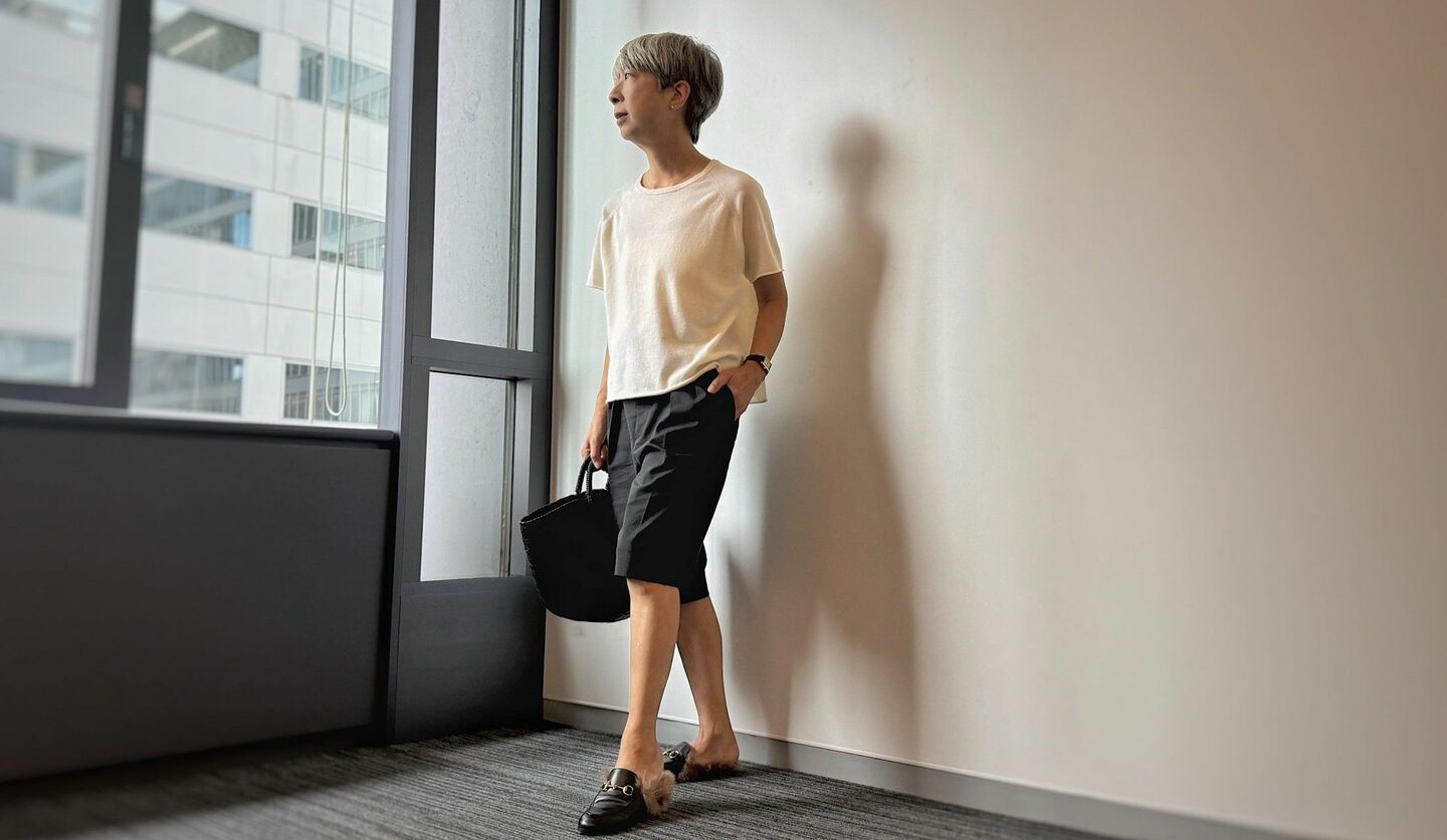 カシミヤの半袖ニットとハーフパンツのモノトーンコーディネート
