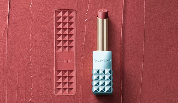 【ヴァレンティノ ビューティ】スタッズが煌めくシグネチャーリップが新色を携えて限定エディションで登場