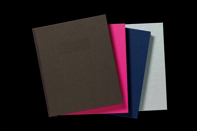 ●『メモリーブック』￥4,300［横20×縦24㎝］とB5サイズより少し小さめ。ハードカバー風の表紙は独特な上質感を醸す色合いで、ブラウン、ピンク、ブルー、シルバーの４色を展開。全80ページ（二重に折られた用紙40枚）。（銀座・伊東屋）