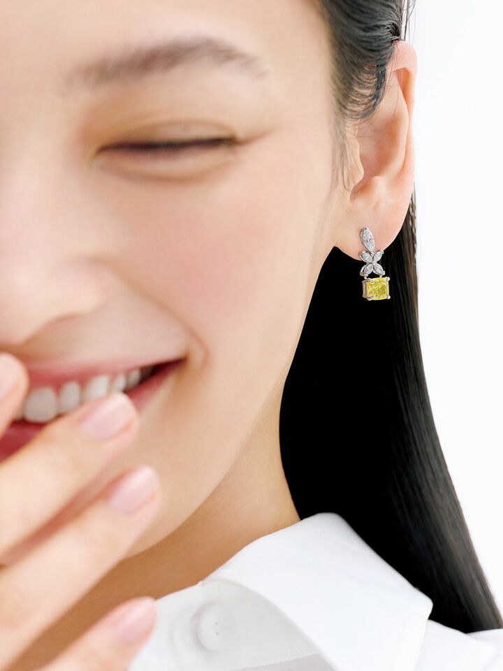 「グラフ」のイエローダイヤモンドのイヤリングとリングを着用したモデルの大政 絢さん