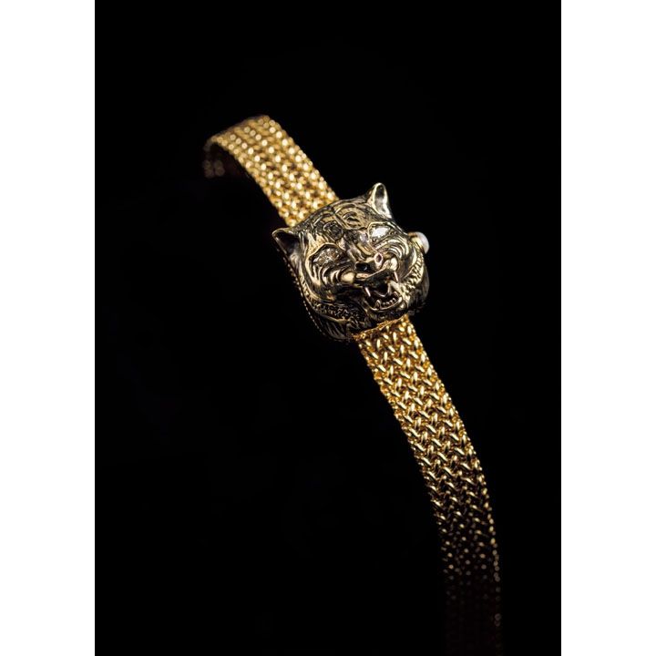 繊細な彫刻が施されたキャットヘッドのケースカバーを開けると、ホワイトマザーオブパールダイヤルのシンプルなニ針時計が時刻を知らせるシークレットウォッチ。アンティーク調のゴールドブレスレットの仕上げも美しく、キャットヘッドの目にセッティングされたダイヤモンドとともに、ラグジュアリーなオーラを放ちます。時計「ル マルシェ デメルヴェイユ」［ケース：イエローゴールド・ケース径：17㎜・ブレスレット：イエローゴールド・クオーツ］予価￥1,750,000 ※グリーン・レッド・グリーンのナイロン替えストラップ付き　[Precious2018年7月号217ページ] 　