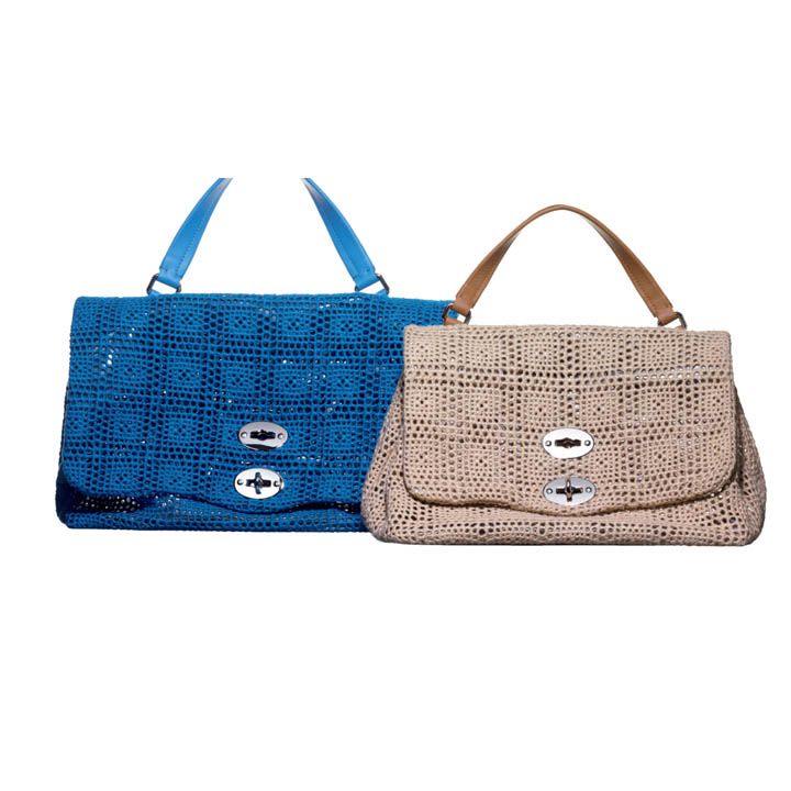 左から／ロイヤルブルーの『ポスティーナ Mパラミターラ』［縦23×横36×マチ17㎝］￥120,000・ベージュの『ポスティーナ S パラミターラ』［縦19×横29×マチ15㎝］￥98,000［ともにショルダーストラップ付き］（アマン〈ザネラート〉）　[Precious2018年5月号224ページ] 　