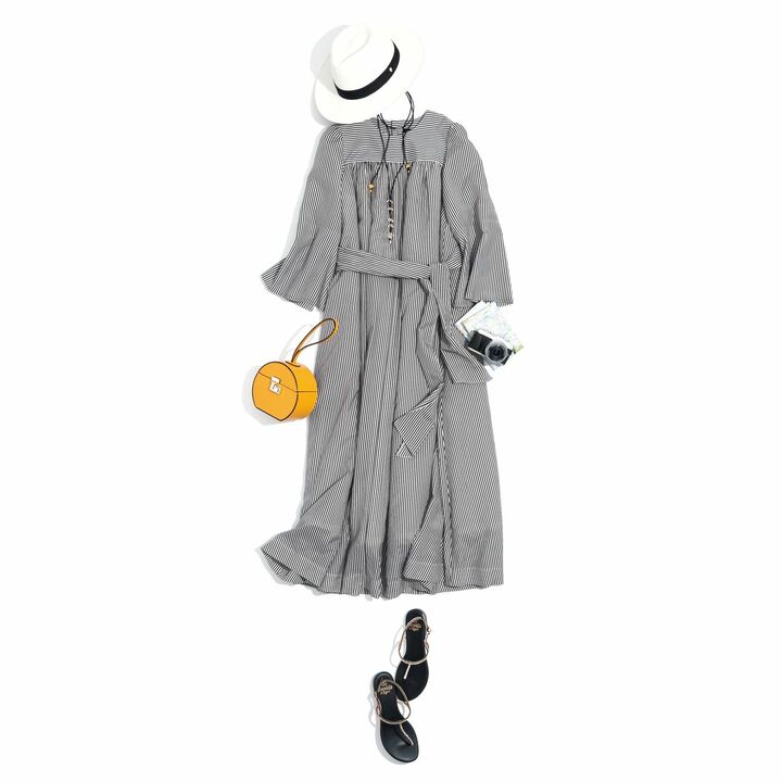 ワンピース［共布ベルト付き］￥180,000（ミカコ ナカムラ 南青山サロン〈MIKAKO NAKAMURA〉）　帽子￥38,000（ヘレンカミンスキー ギンザシックス店）　ペンダント［シルバーモチーフ］￥67,000・［ゴールドモチーフ］￥74,000（ホアキン・べラオ）　バッグ￥582,000／参考価格（モワナ 伊勢丹新宿ブティック）　靴￥35,000（アマン〈イル サンダロ オブ カプリ〉）