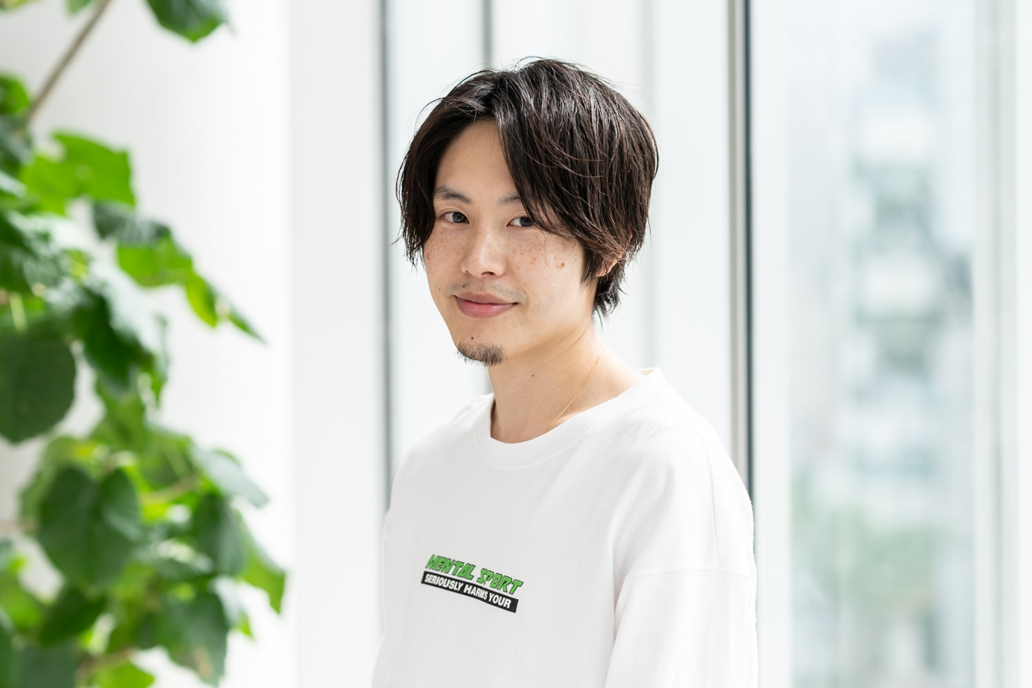 ZACC raffineスタイリスト・賀山博之さん。スニーカーが好きで集めているという。「コレクションは12足。上限を決めていて、これ以上増えたら友達にあげるようにしています」