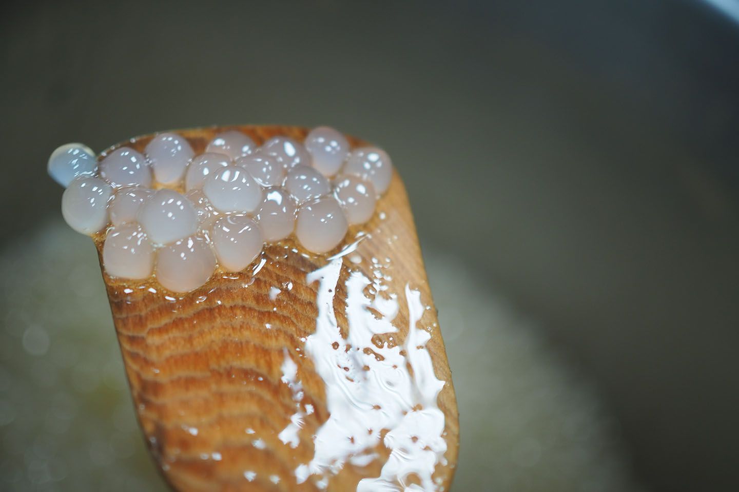 お湯で茹でたあと、その食感をキープするために何度も浄水器を通した水で流します。