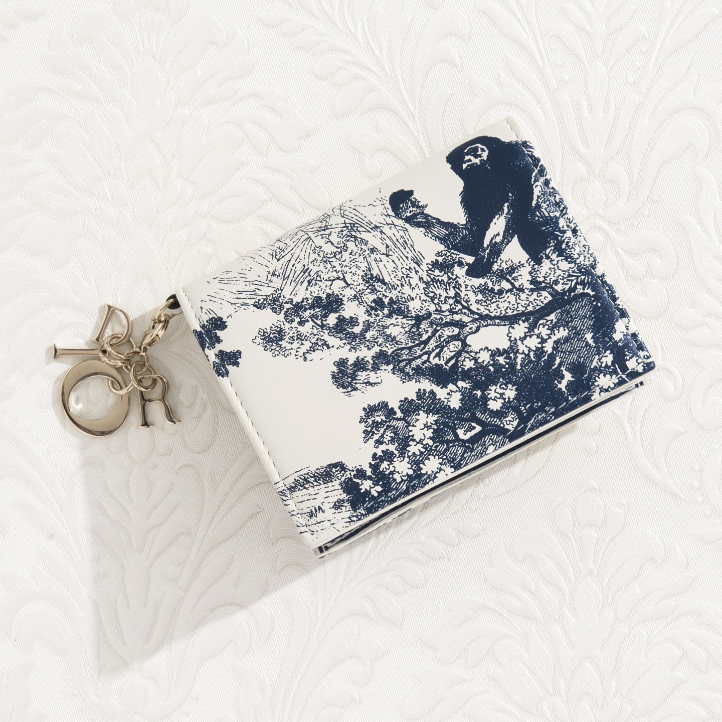 二つ折り財布「LADY DIOR(レディ ディオール)」【縦8.5×横11×マチ3cm】¥61,000(税抜)