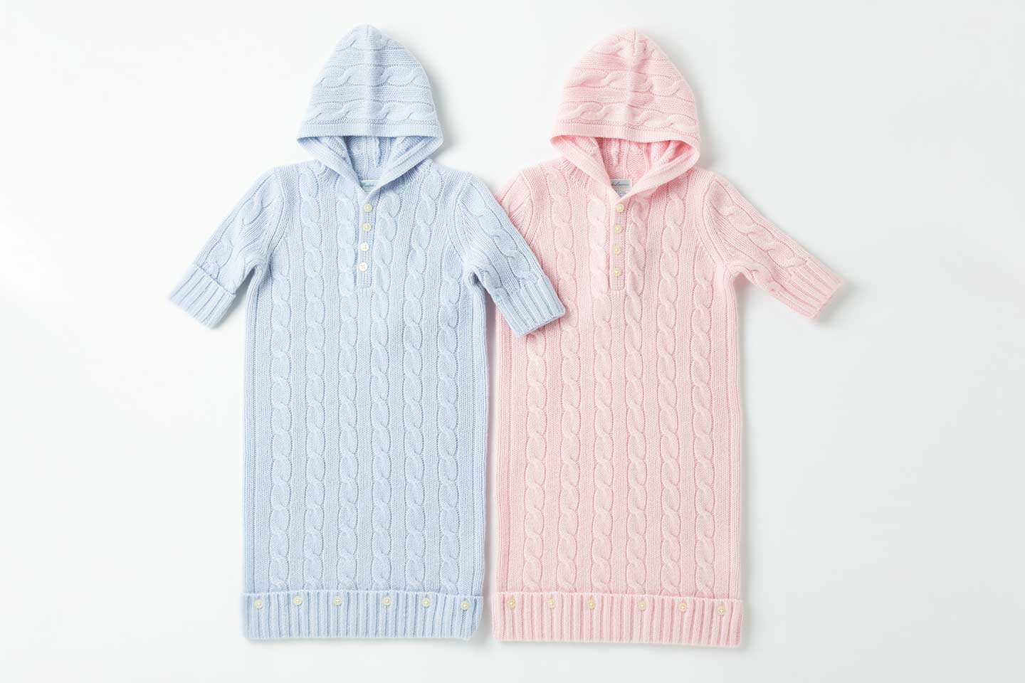 フード付きのタイプも愛らしい。フード付きニットロンパース上各¥49,900