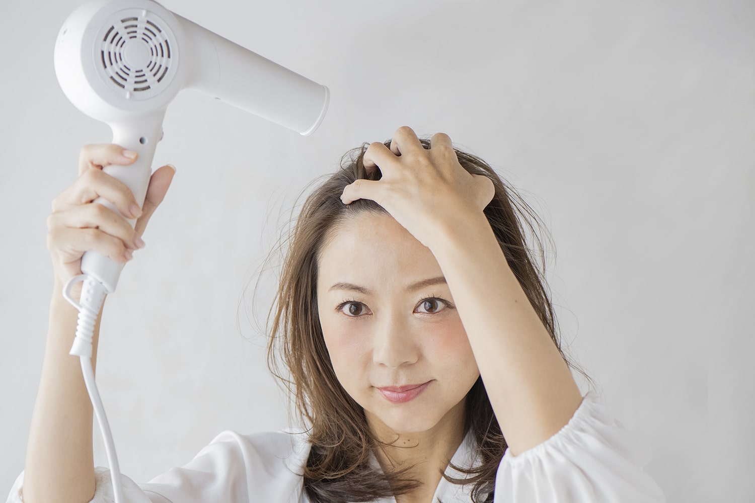ドライヤーで冷風を当てながら、手ぐしを左右に動かしてざっくりとほぐしておく。