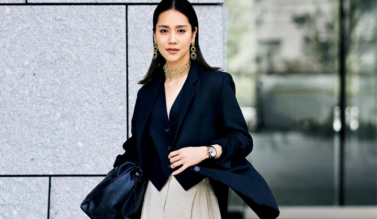 上品な透け感のある「ブルネロ クチネリ」の黒ジャケット｜独特の素材