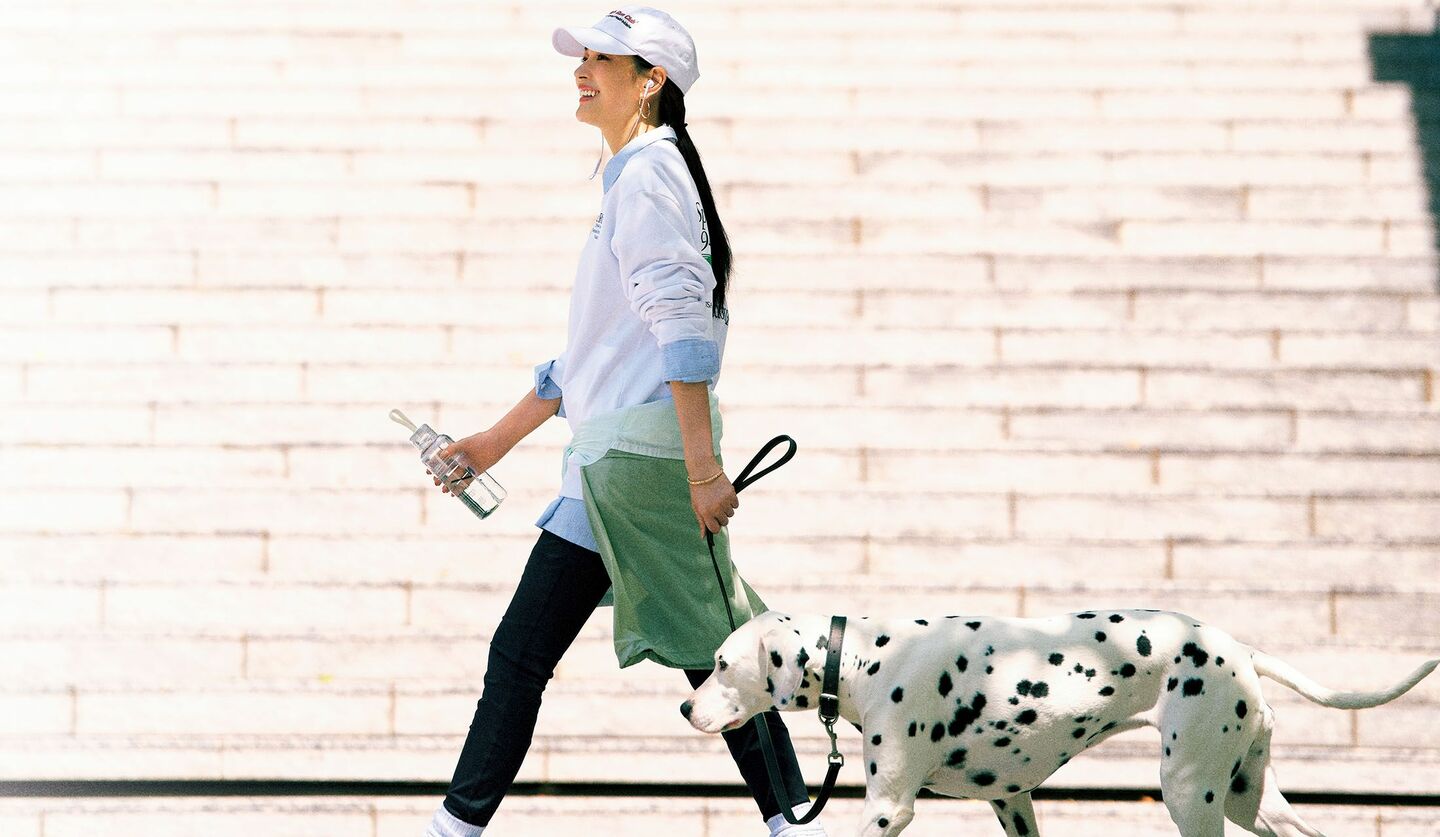 スポーツウエアを着用してランニングするモデルとモデル犬