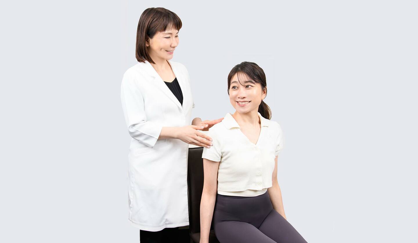 エイジングデザイナーの村木宏衣さんが姿勢の土台となる骨盤を立てやすくするメソッドを女性に指導している画像