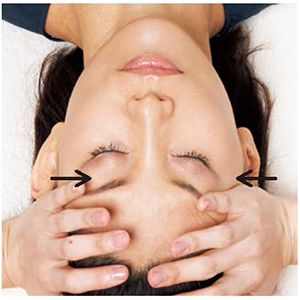 頭を押したら、必ずと同じ小休止を。そのため、ここでも額を押し終えたら、手のひらの親指の付け根を使い、こめかみをギュッと押しておくことを忘れずに。