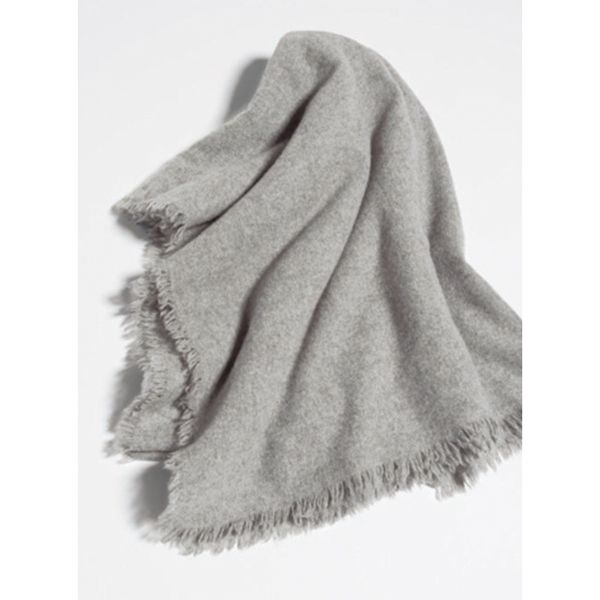 STOLE季節のブリッジアイテムとしても重宝する大判ストール。トレンドに左右されないものだからこそ、クオリティの高い一枚を選んで。