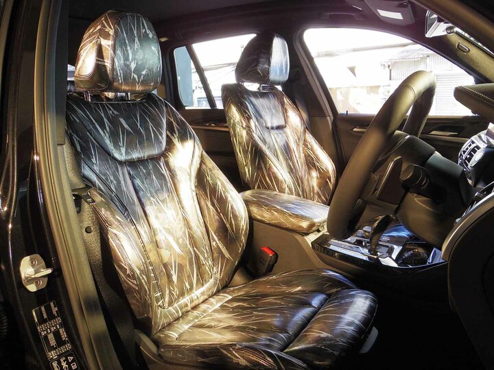 内装も唯一無二の芸術空間だ。このように世界に１台しかない車を求めてカスタマイズを施すことは、世界の富裕層の中ではいわば常識なのである。