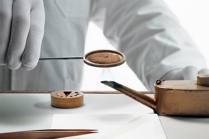 ブレゲの時計の青焼き針の作業風景