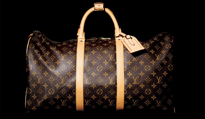 このバッグの軽さ、丈夫さ、ステイタスといった圧倒的な優位性は、どんなに時代がたっても揺るぎない。写真のモデルは横幅50cmの『キーポル50』。ショルダーストラップが付いたモデルは『キーポル・バンドリエール』という。［名品データ］●素材：キャンバス×レザー ●サイズ：縦29×横50×マチ22㎝ ●色展開：写真のモノグラムのほか５種類あり ●サイズ展開：横幅45㎝から５㎝刻みで60㎝まであり ￥150,000（ルイ・ヴィトン クライアントサービス）※税抜、参考価格