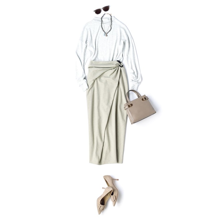 ニット￥20,000（スリードッツ青山店）、スカート￥49,000（コロネット〈エアロン〉）、サングラス￥38,000（アイヴァン PR〈アイヴァン〉）、ネックレス［1連］￥17,000・［２連］￥28,000（チャン ルー ジャパン ショールーム）、バッグ￥147,000（セラピアン 阪急うめだ本店）、靴￥105,000（ブルーベル・ジャパン〈マノロ ブラニク〉）