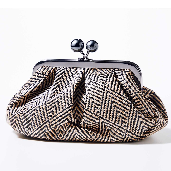 ラフィア風のしなやかな素材。バッグ『パスティチーノ バッグ』［縦15×横24×マチ14㎝、ショルダーストラップ付き］￥31,000（マックスマーラ ジャパン〈ウィークエンド マックスマーラ〉）